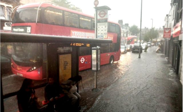 伦敦水灾：气候变化会议举行之际暴雨来袭　医院、地铁站、公路淹水关闭