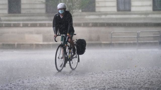 伦敦水灾：气候变化会议举行之际暴雨来袭　医院、地铁站、公路淹水关闭