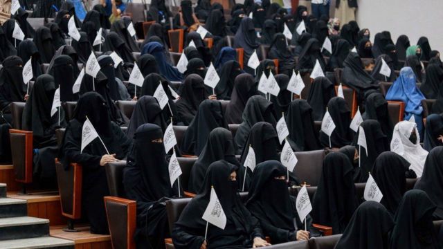 阿富汗局势：塔利班宣布大学性别隔离政策，女生需符合着装新规